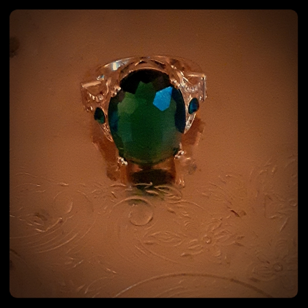 Fashion ring emerald green stone
